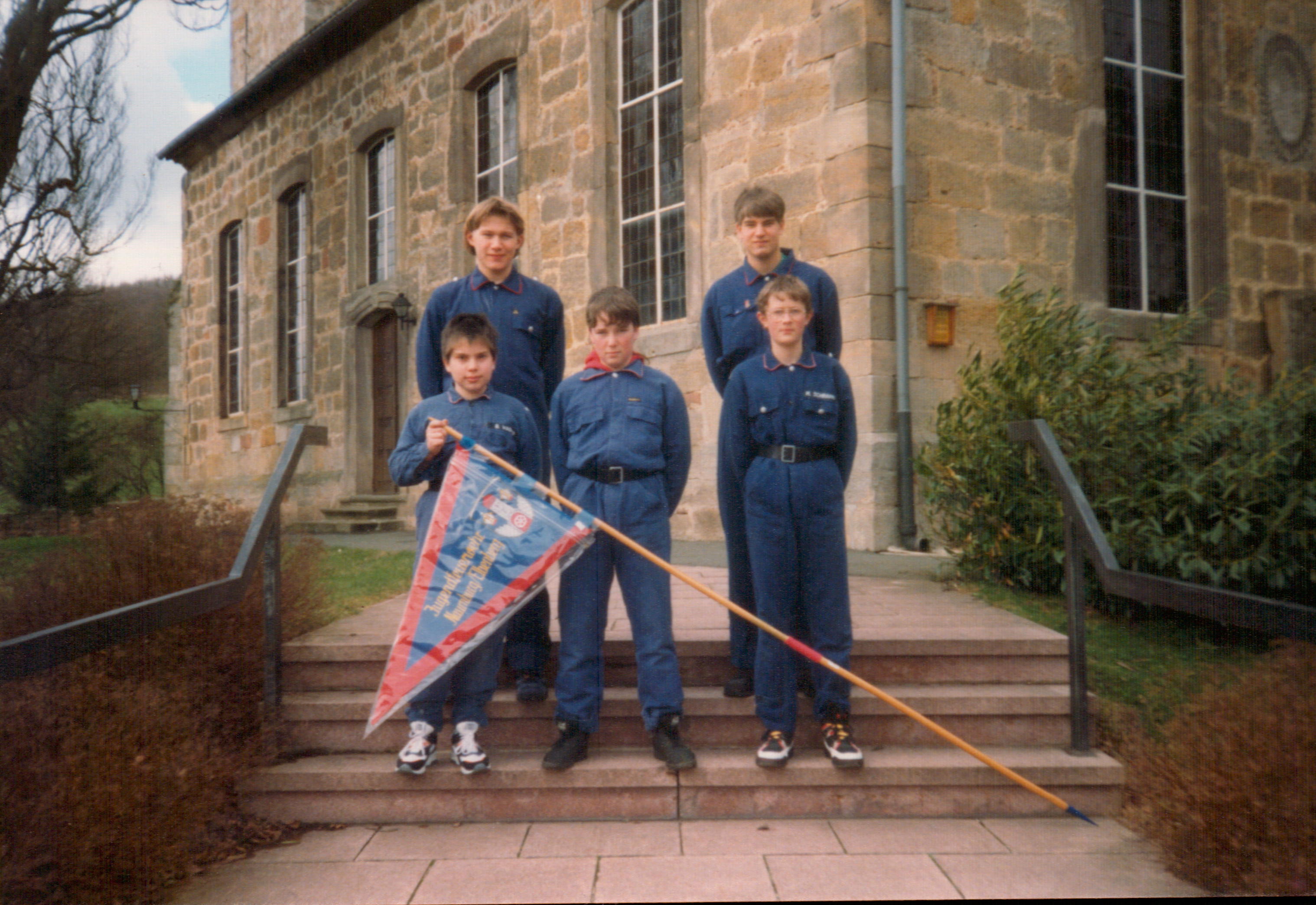 1994 03 Jugendfeuerwehr auf der Kirchentreppe 001