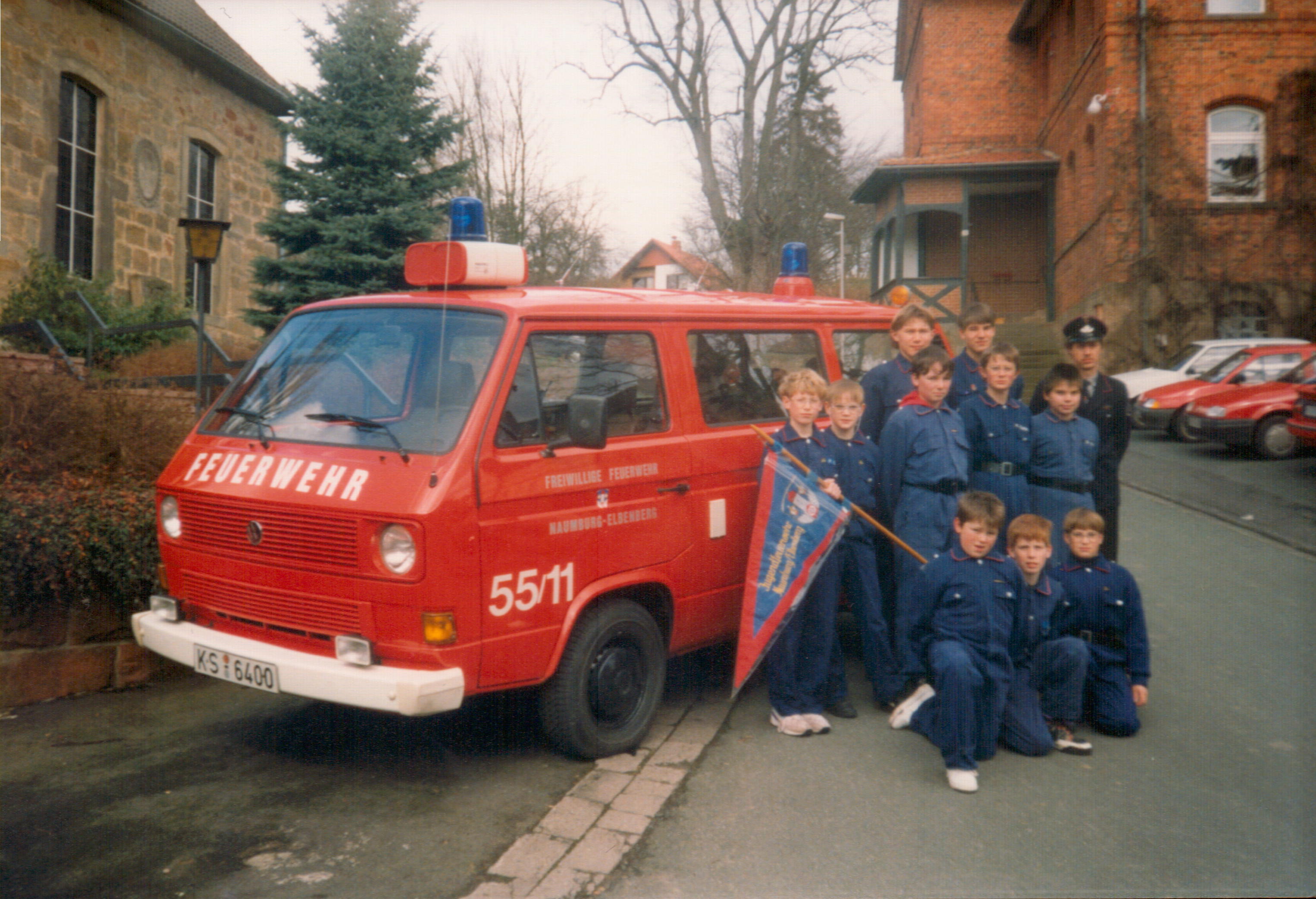 1994 03 Jugendfeuerwehr vor ELW vor Kirche 004