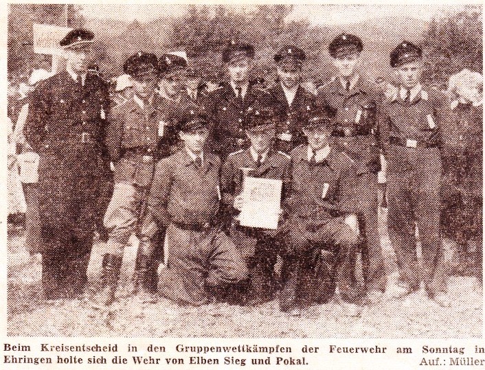 1956 07 10 Feuerwehr Elben holt Sieg und Pokal Bild