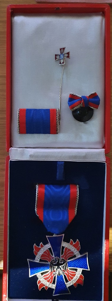 1958 06 15 Deutsches Feuerwehr Ehrenkreuz der 2. Stufe für Martin Siegmann Bild 2