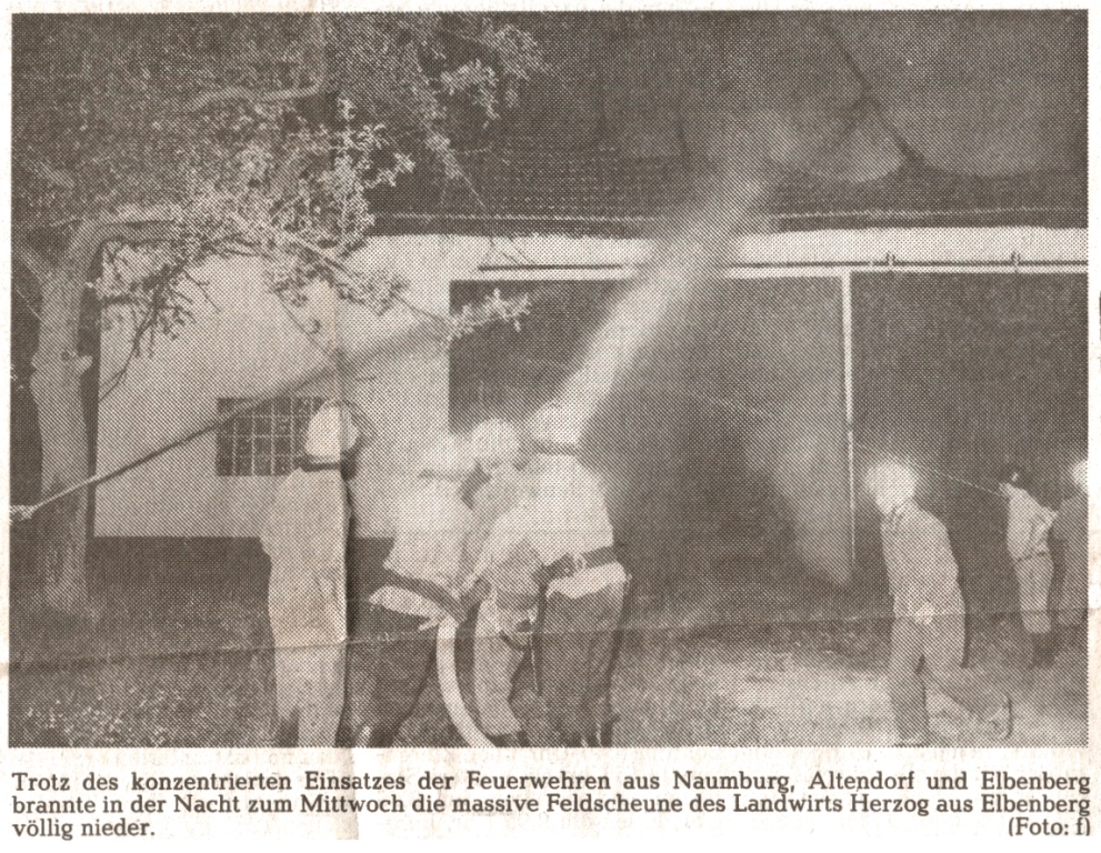 1983 08 25 Feldschäune völlig niedergebrannt Bild