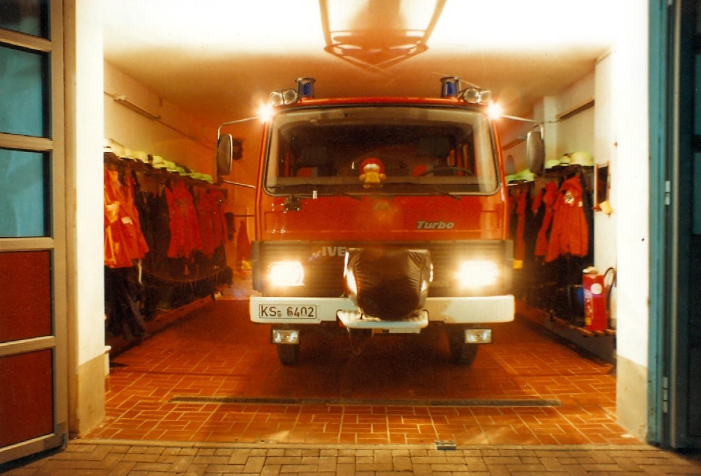 1988 01 29 Bild 15 Fahrzeugbilder unserer Feuerwehr neues LF8 im alten Feuerwehrhaus