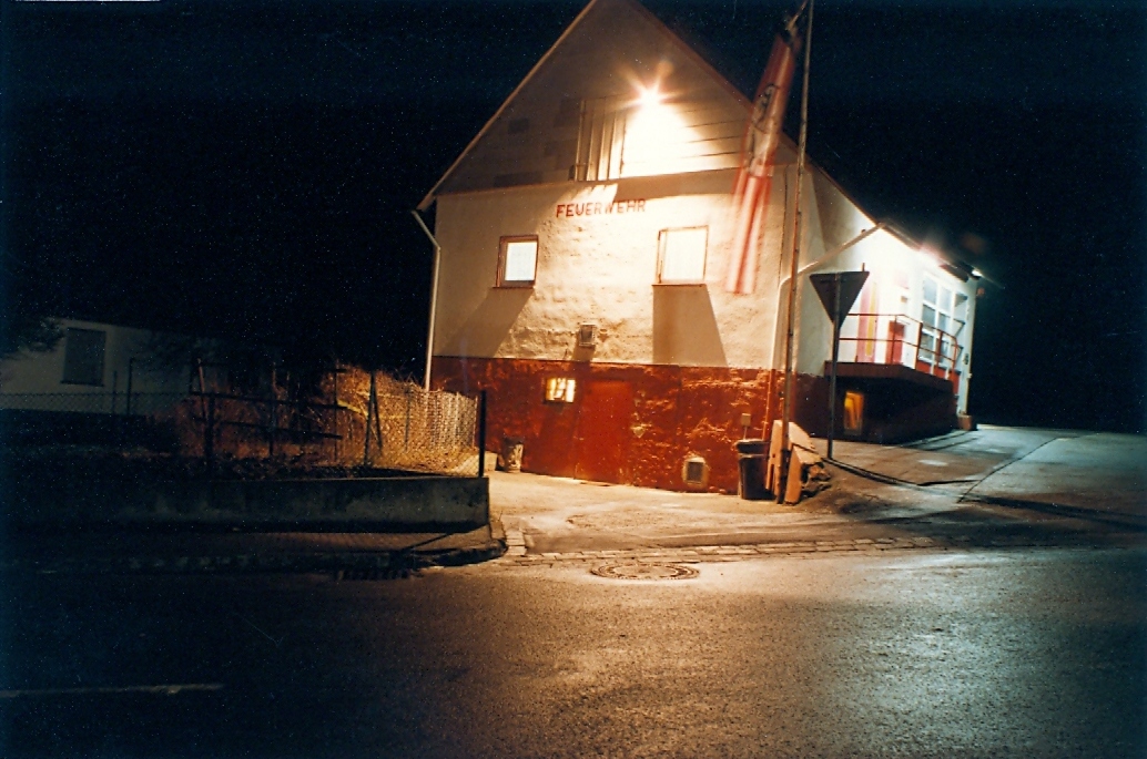 Feuerwehrhaus mit Außenbeleuchtung