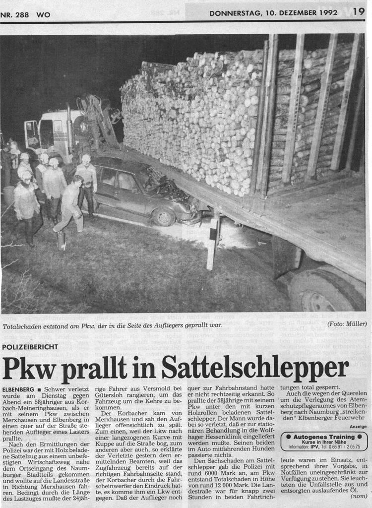1992 12 10 PKW prallt in Sattenschlepper
