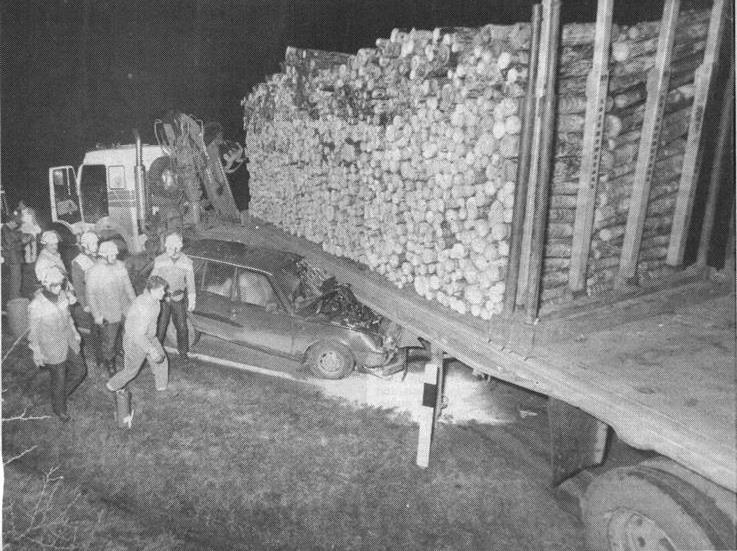 1992 12 10 PKW prallt in Sattenschlepper Bild