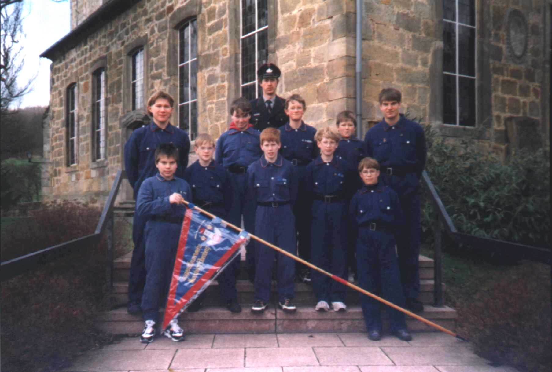1994 00 04 Jugendfeuerwehr vor der Kirche
