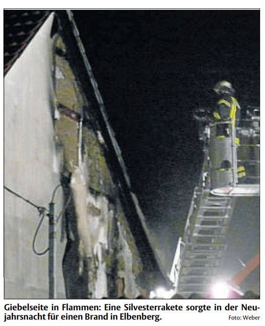 2012 01 02 HNA Rakete setzt Dach in Brand Bild