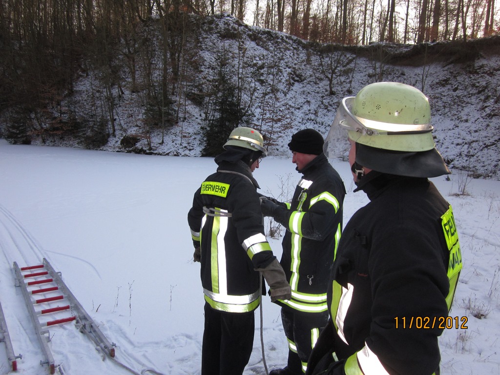 2012 02 11 Übung Eisrettung in der Russenstraße WEB
