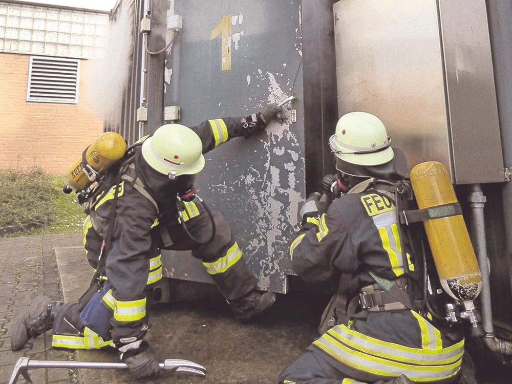 Realitätsnah: Der Atemschutztrupp geht zur Personensuche und Brandbekämpfung in die brennenden Container. Foto:  privat/nh