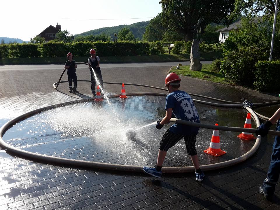 2017 05 29 Jugendfeuerwehr beim Strahlrohrfußball spielen 1