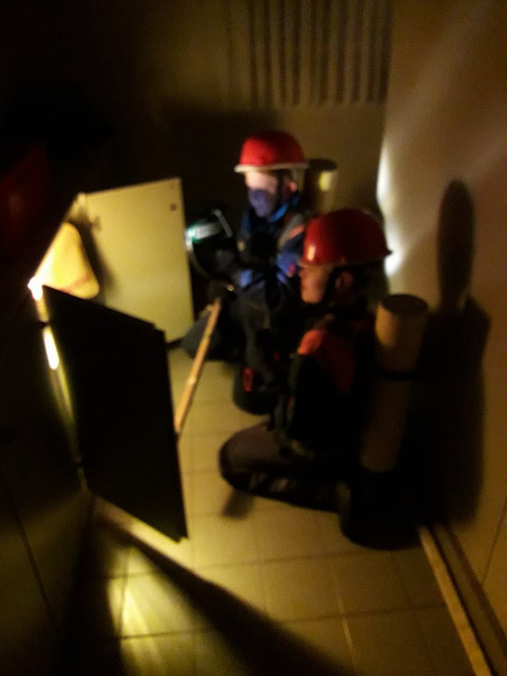 2017 12 12 Jugendfeuerwehr befasst sich mit Atemschutz Einsatzabteilung sichert PKW 01