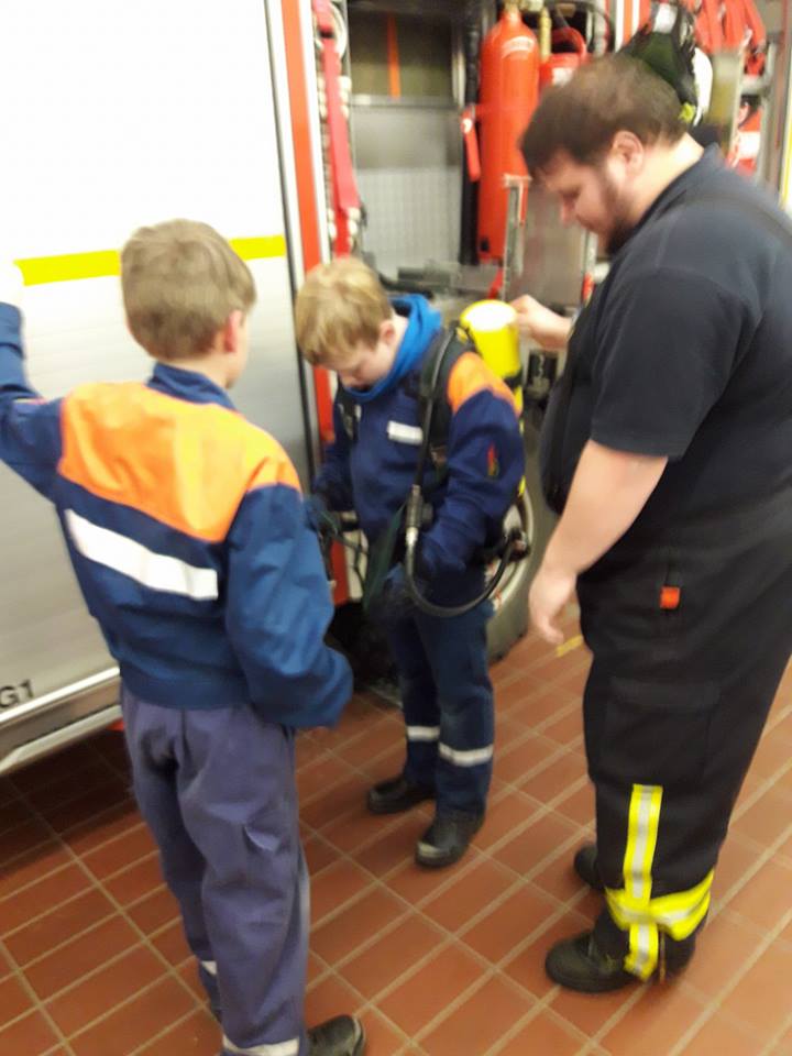 2017 12 12 Jugendfeuerwehr befasst sich mit Atemschutz Einsatzabteilung sichert PKW 02