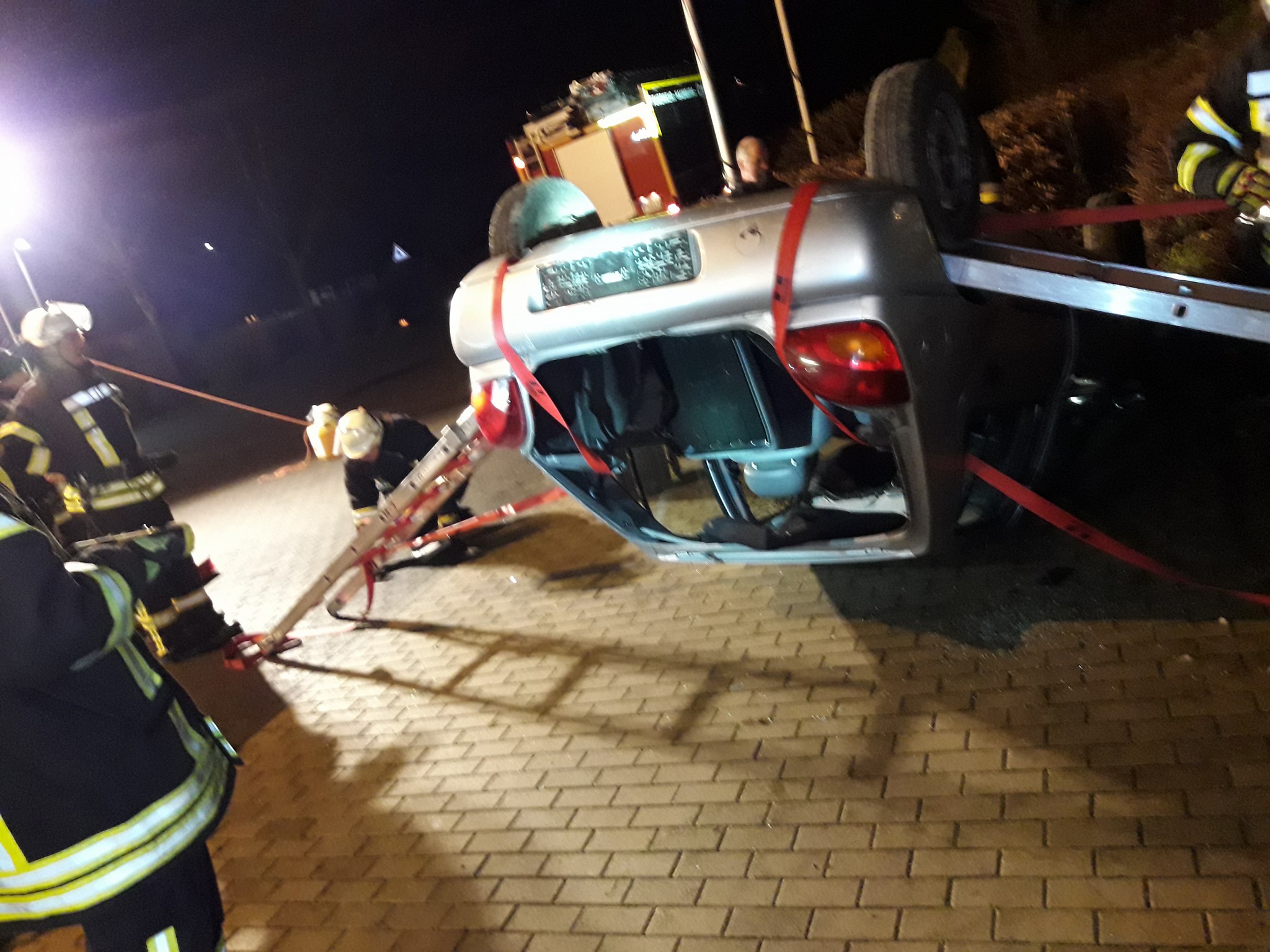 2017 12 12 Jugendfeuerwehr befasst sich mit Atemschutz Einsatzabteilung sichert PKW 03