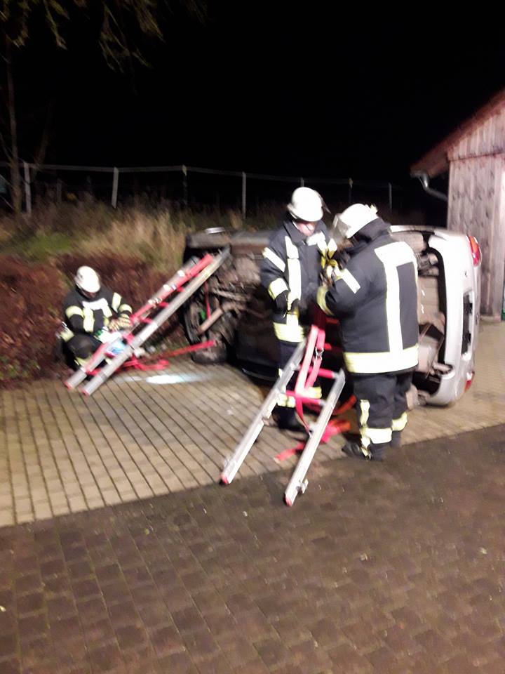 2017 12 12 Jugendfeuerwehr befasst sich mit Atemschutz Einsatzabteilung sichert PKW 04