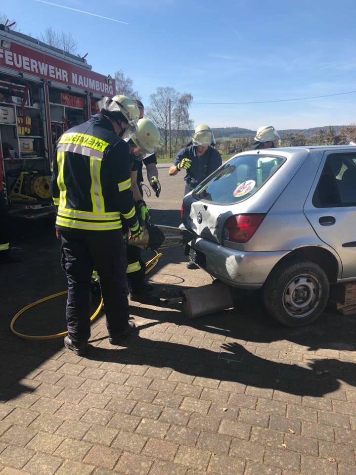 2018 04 16 Übung mit hydraulischem Rettungsgerät 02