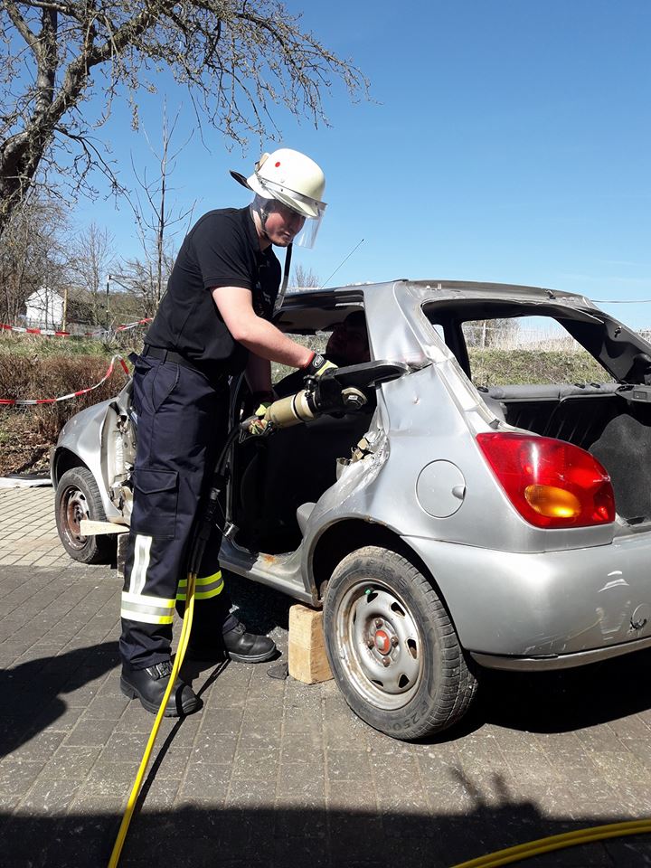 2018 04 16 Übung mit hydraulischem Rettungsgerät 07