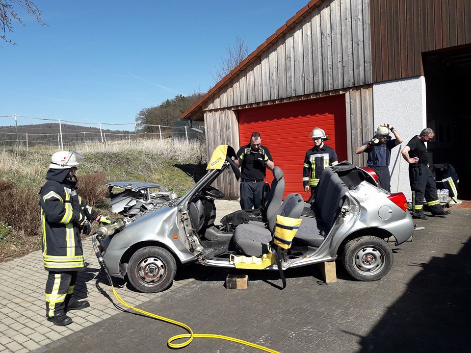 2018 04 16 Übung mit hydraulischem Rettungsgerät 08