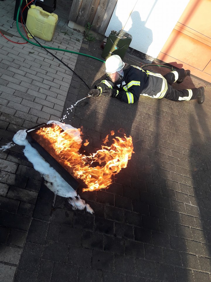 2018 05 15 Ausbildungsdienst mit Löschschaum Bild 1
