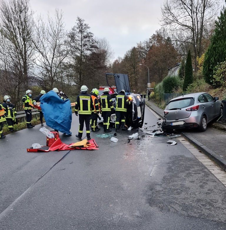 2021 11 17 Einsatz Nr. 25 Verkehrsunfall mit Personenschaden Einsatzbild