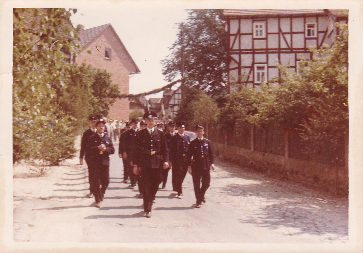 BILD 05 Beim Festumzug Feuerwehr Elberberg Bild 2